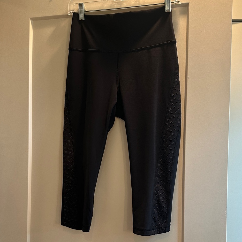Lululemon Ornate Crop Leggings Women’s 6 Black 17” inseam Eyelet Side Detail Run